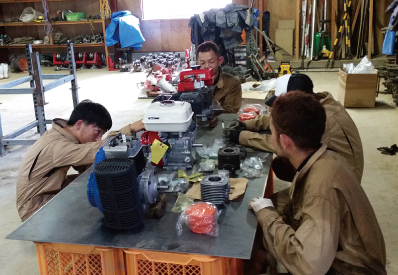 エンジンの構造を勉強するための社内講習会等を実施の様子